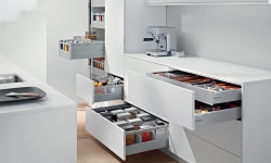 Blum_box1704_252