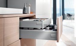 Blum_box1847_684